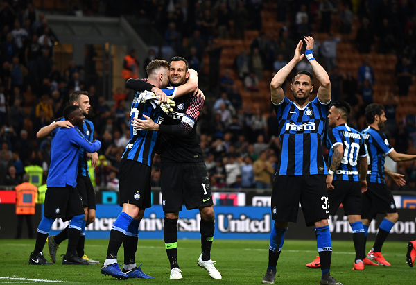 足球国足后防双塔表现稳固