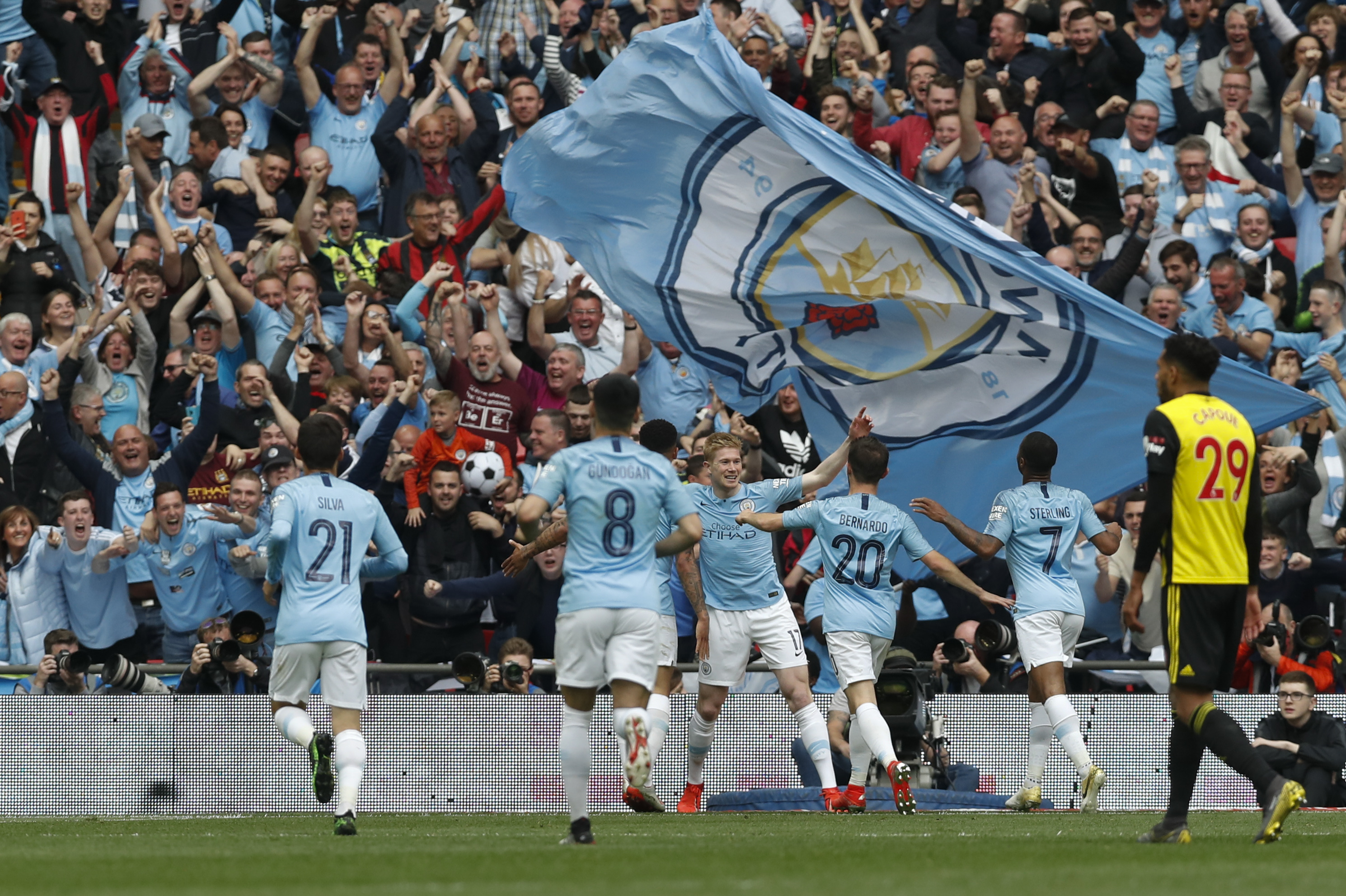 太阳报：比苏马被拍到再次吸食笑气，热刺正在进行调查