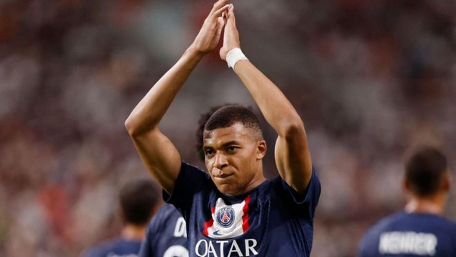 每体：梅西晚饭后去了诺坎普，今晨坐飞机前往国家队报到