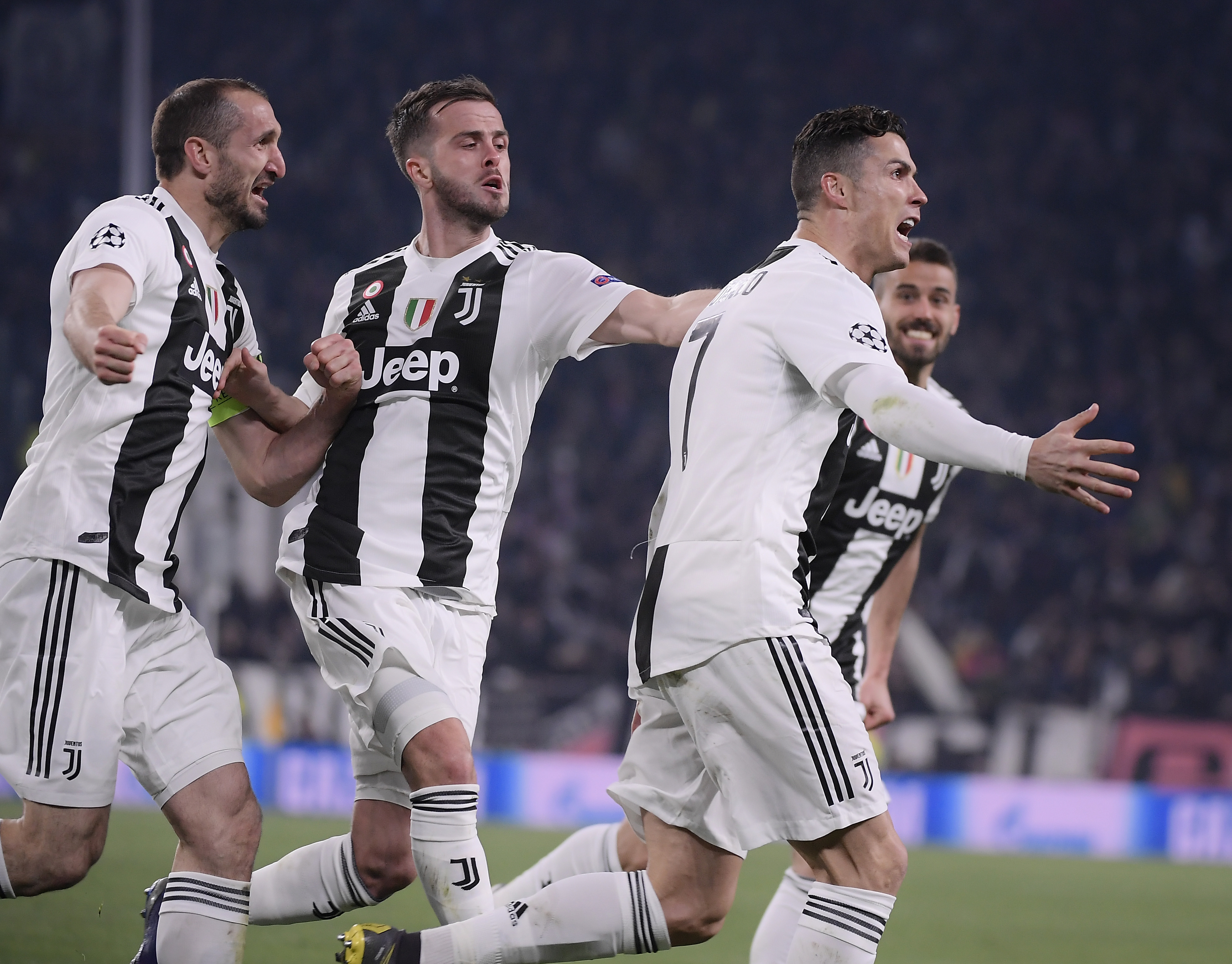 中国国乒在2025成都混合团体世界杯中以6连胜结束第二轮，孙颖莎在梁靖崑失利后积极复盘，展现团队凝聚力与个人关怀。