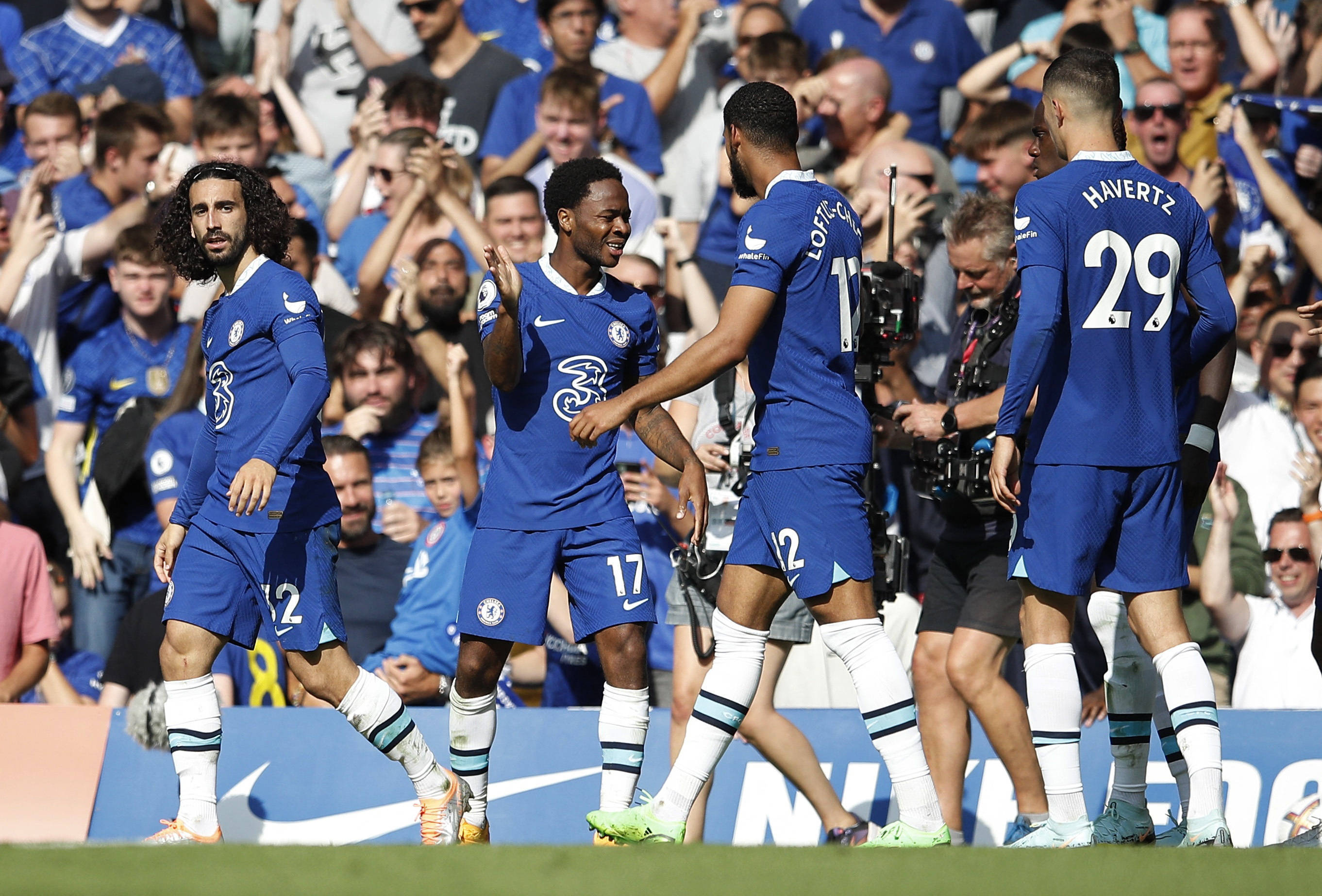 皇马因战术分歧和防守问题表现不稳定，哈维·阿隆索与球员矛盾缓和但压力仍大，需加速抢分以夺冠。